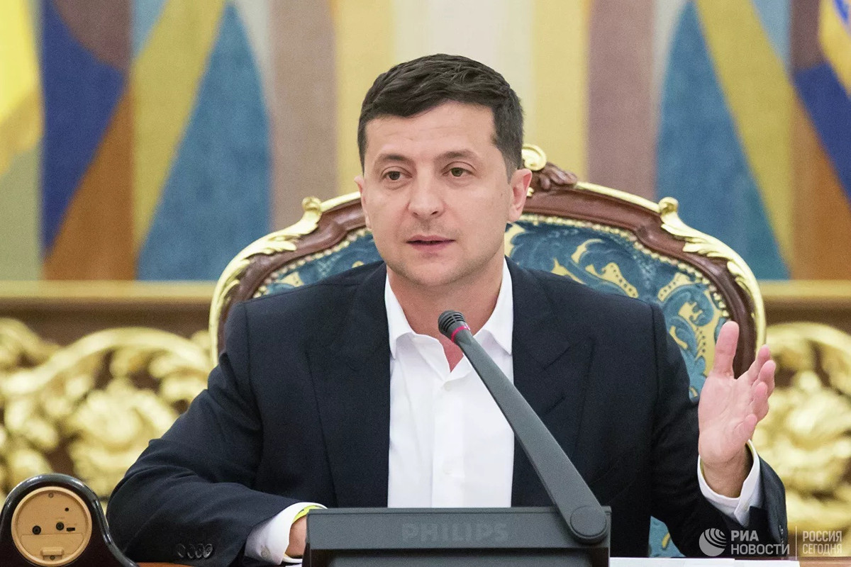 Chính vì điều này, Tổng thống Ukraine Zelensky rõ ràng đã "chấp nhận" tín hiệu mà phía Nga đưa ra. Vào ngày 20/4, ông Zelensky đã có một bài phát biểu trên truyền hình, bày tỏ ý định hội đàm với Putin về vấn đề Donbass. Tuyên bố của ông Zelensky, hoàn toàn thể hiện thái độ cúi đầu, tìm kiếm hòa bình của Ukraine.