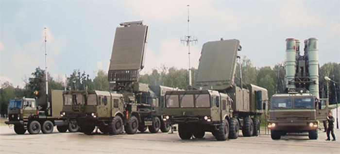 S-400 được thiết kế để chống lại máy bay chiến đấu thế hệ thứ năm F-22 Raptor của Không quân Mỹ hay F-35 và máy bay ném bom tàng hình B-2; những máy bay này dự kiến sẽ được triển khai tới châu Âu với số lượng hàng trăm chiếc, bao gồm cả ở nước láng giềng Ba Lan; Do vậy S- 400 cung cấp cho Belarus phương tiện đối phó hiệu quả.