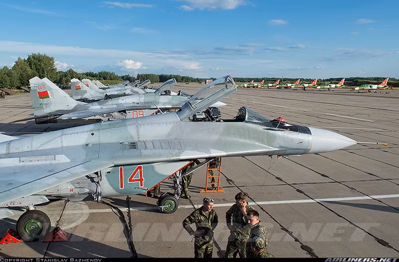 Belarus được coi là khách hàng hàng đầu của máy bay chiến đấu hạng trung MiG-35, máy bay chiến đấu mới nhất được đưa vào biên chế trong Không quân Nga vào tháng 7/2019. Trụ cột của Không quân Belarus hiện bao gồm khoảng 38 máy bay chiến đấu đa năng hạng trung MiG-29C, được kế thừa sau khi Liên Xô sụp đổ.