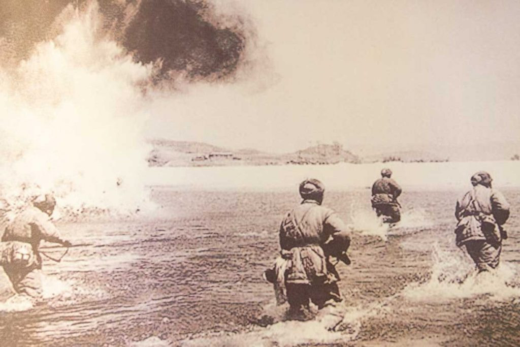 Tháng 5/1950, Quân giải phóng Trung Quốc giải phóng đảo Hải Nam, trong một chiến dịch đổ bộ bằng thuyền buồm và dễ dàng giành thắng lợi; nên hầu hết mọi người đều lạc quan cho rằng, ngày giải phóng Đài Loan không còn xa. Nguồn ảnh: Sina. (còn nữa)