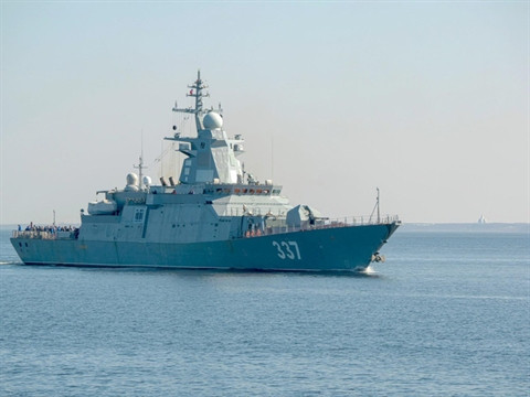 Về vũ khí, chiến hạm sử dụng một hải pháo A-190 cỡ nòng 100mm, 8 ống phóng thẳng đứng VLS trang bị tên lửa hành trình Kalibr hoặc P-800 Oniks, trong tương lai sẽ được nâng cấp bằng các tên lửa siêu thanh Zircon. Hai tổ hợp pháo cao tốc AK-630, 8 ống phóng tên lửa phòng không Redut có thể triển khai tên lửa tầm ngắn, tầm trung hoặc tầm xa. Hai cụm ống phóng ngư lôi chống ngầm 324mm. Nguồn ảnh: BMDP.