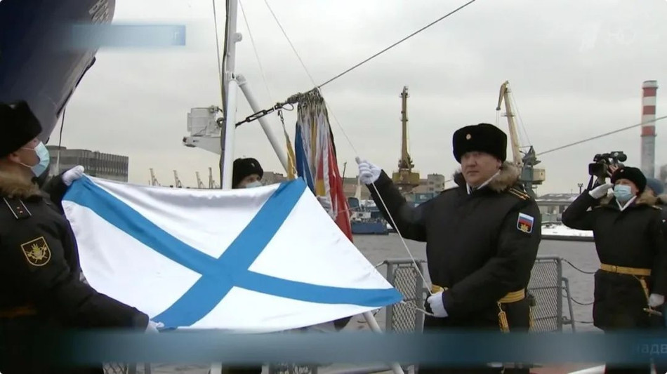 Tàu hộ vệ Gremyashchiy là chiếc đầu tiên trong loạt thuộc lớp tàu cùng tên đang được Nga phát triển gia nhập biên chế. Ban đầu, dự định của Nga là đóng mới tới 8 chiếc loại này nhưng do nhiều lí do nên đã giảm xuống còn bốn chiếc. Ảnh: Thượng cờ Andreyev - Quân kỳ Hải quân Nga lên tàu chiến mới. Nguồn ảnh: BMDP.