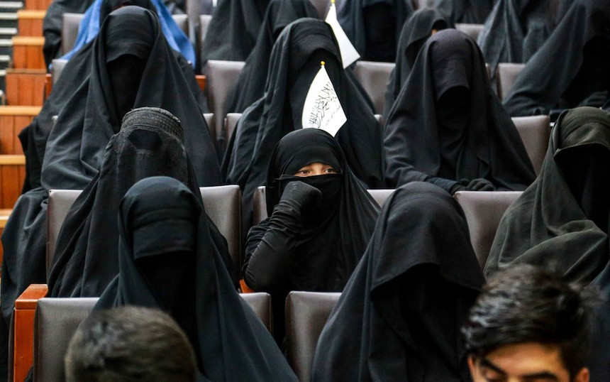 Bà Bachelet nói với Hội đồng Nhân quyền ở Geneva: “Trái ngược với những đảm bảo rằng Taliban sẽ duy trì quyền của phụ nữ, trong ba tuần qua, phụ nữ đã dần dần bị loại trừ khỏi khu vực công cộng”.