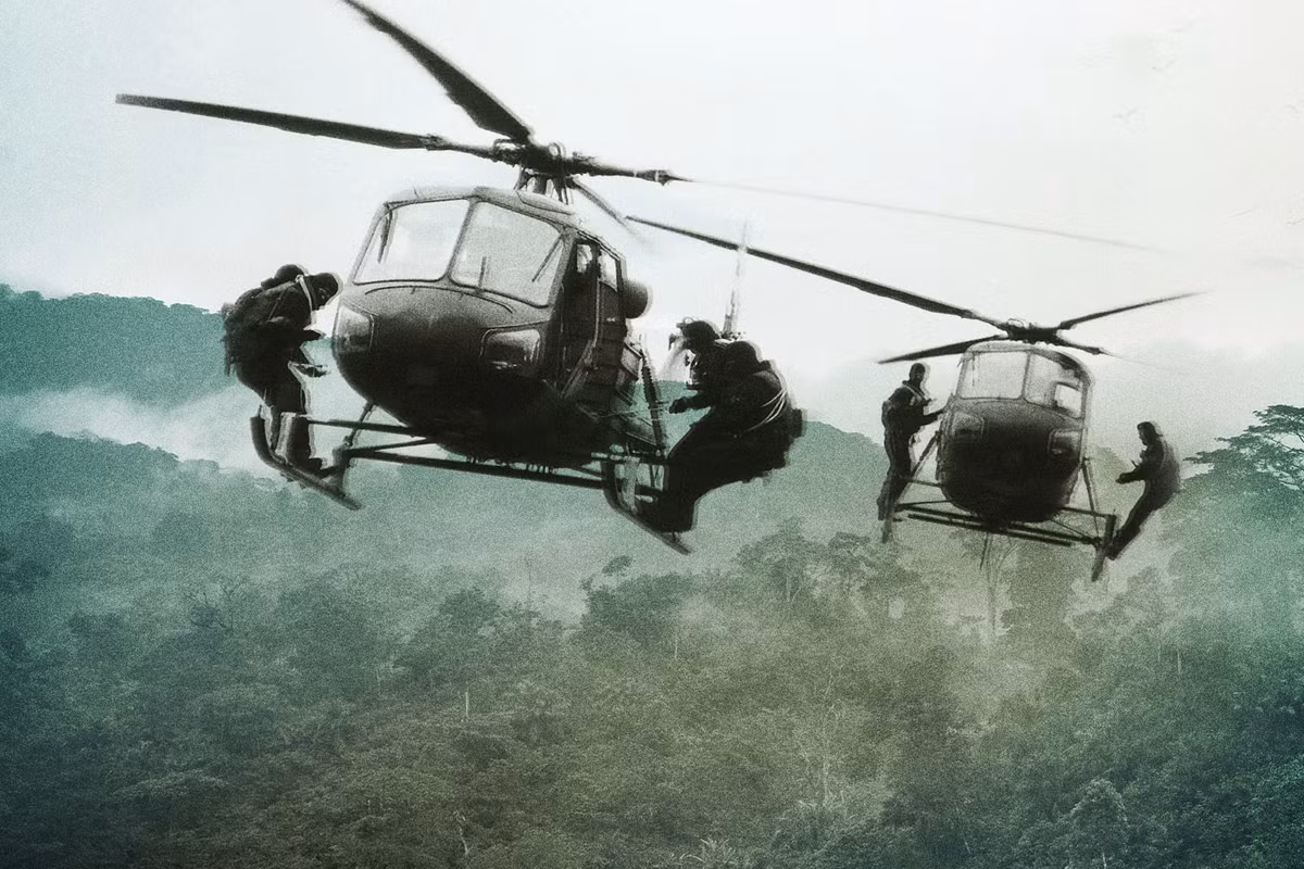 Các kỹ năng cần có của những người lính trong SBS có độ "gai góc" không kém gì so với những binh lính SAS, kèm theo đó là khả năng bơi lội cùng sức khỏe tuyệt vời để chịu được sóng gió do phương tiện di chuyển của họ là đường thủy.