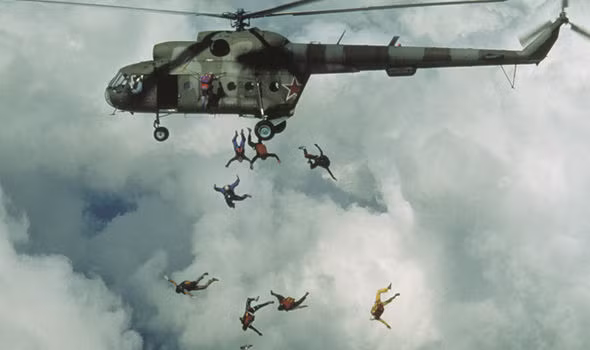 Chính vì việc có quá ít tên tuổi, nhiều người hoài nghi rằng SBS thực chất là một lực lượng phản gián nước ngoài của Anh hơn là một lực lượng đặc nhiệm của quân đội.