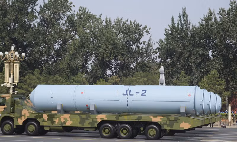 Tên lửa JL-2 bị hạn chế bởi tầm bắn; nếu tàu ngầm thực hiện phóng tên lửa từ vùng biển của Trung Quốc, thì chỉ có thể tấn công được 2/3 lãnh thổ Mỹ; nhưng với tàu ngầm JL-3, sẽ có thể tấn công xa hơn đáng kể và vô hiệu hóa các mục tiêu trên đất liền Mỹ.