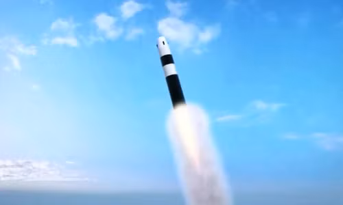 Tên lửa JL-3 được thiết kế chủ yếu cho tàu ngầm mang tên lửa đạn đạo lớp Type 096 thế hệ tiếp theo của Trung Quốc; nhưng hiện tại cho đến nay, chưa có chiếc tàu ngầm nào của lớp này được hoàn thiện.