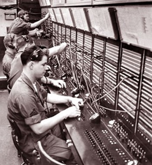 Cuốn Lịch sử Cơ quan tình báo tín hiệu Mỹ trong chiến tranh Việt Nam viết: "Cơ quan An ninh Quốc gia vừa mới công bố những tài liệu cho thấy rằng trong thời kỳ chiến tranh Việt Nam, có một số lần những đơn vị tình báo của Việt Nam đã thành công trong việc thâm nhập các hệ thống thông tin của Liên quân và họ đã kiểm soát được kênh chuyển tin...”. 