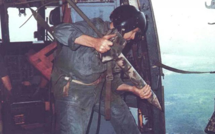 Từ năm 1968, Mỹ thiết lập hàng rào điện tử Mc.Namara và triển khai rải những thiết bị thám báo (sensor), xuống tuyến đường vận tải Trường Sơn. Thời gian đầu, bộ đội ta không biết tại sao mà cứ xe nổ máy, chiến sĩ gọi nhau lên đường là có ngay máy bay tới bắn phá, ẩn nấp xong, lên đường, thì máy bay lại tới. 