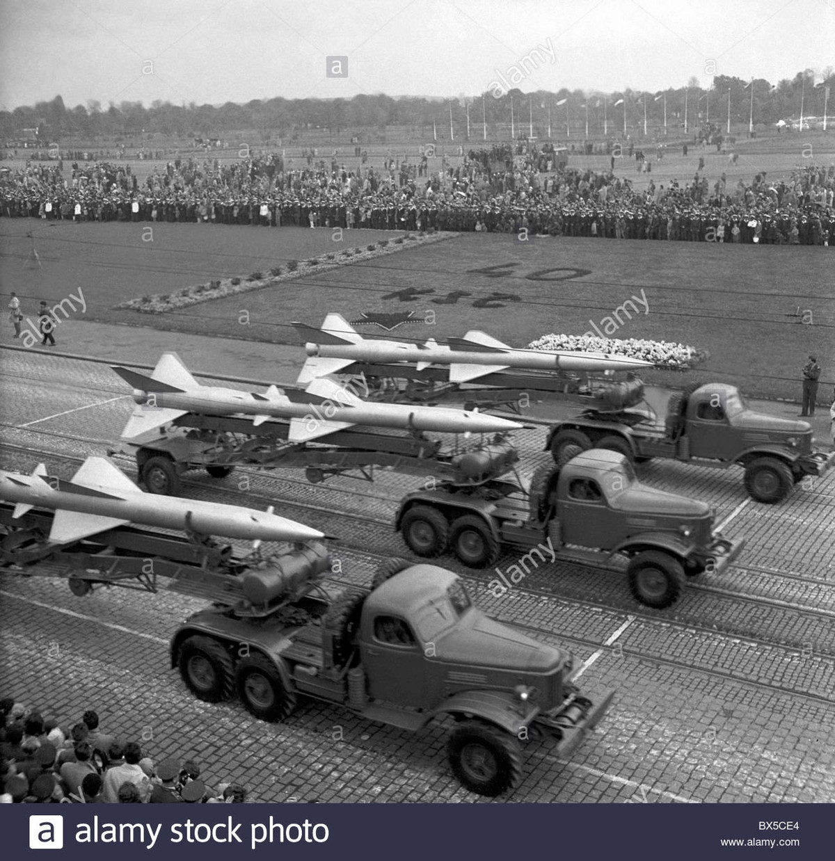 Ngoài ra, tên lửa Trung Quốc không thể vươn tới các mục tiêu quan trọng của Liên Xô ở khu vực gần châu Âu. Lực lượng oanh tạc cơ Trung Quốc với vài chiếc T-4 và H-6 hoàn toàn bất lực trước hệ thống phòng không tối tân của Liên Xô.