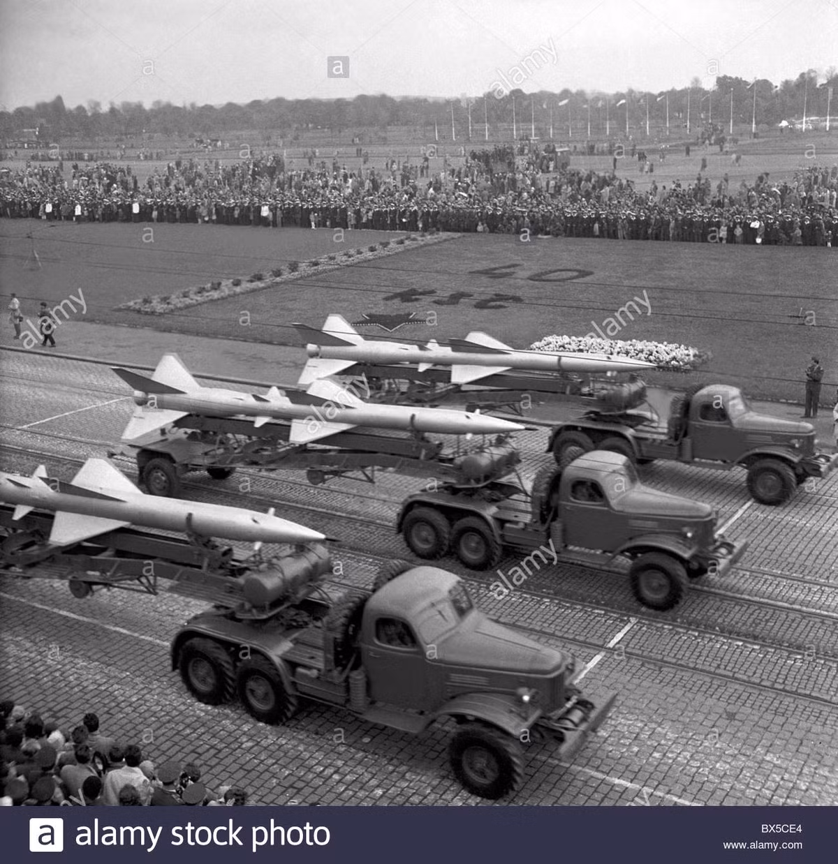 Ngoài ra, tên lửa Trung Quốc không thể vươn tới các mục tiêu quan trọng của Liên Xô ở khu vực gần châu Âu. Lực lượng oanh tạc cơ Trung Quốc với vài chiếc T-4 và H-6 hoàn toàn bất lực trước hệ thống phòng không tối tân của Liên Xô.