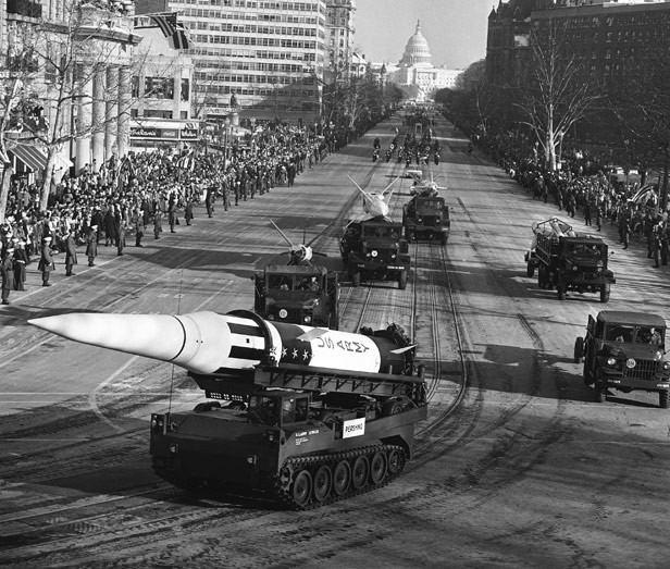 Tuy nhiên, lãnh đạo Liên Xô vẫn tỏ ra thận trọng, họ hiểu rằng không thể tấn công hạt nhân Trung Quốc mà không phải trả giá. Liên Xô coi tấn công hạt nhân là phương án dự phòng, trong khi Chủ tịch Trung Quốc Mao Trạch Đông tin rằng lãnh thổ rộng lớn và quân số đông của họ đủ sức bảo vệ Trung Quốc trước mọi cuộc tấn công hạt nhân.