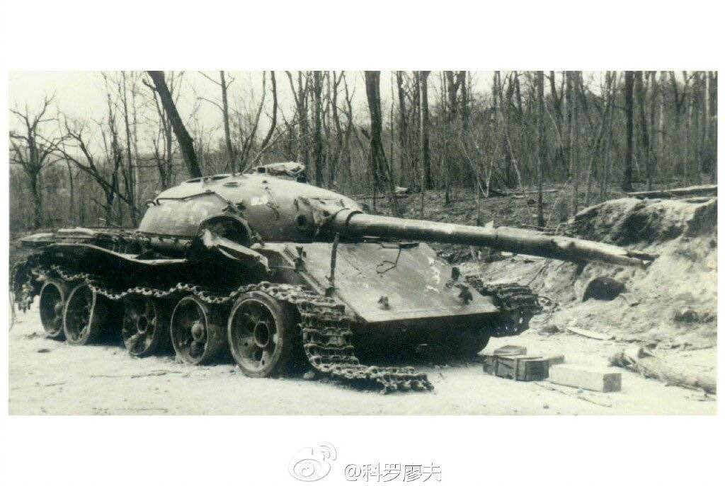 Lính Trung Quốc ném lựu đạn vào trong xe, khiến kíp lái Liên Xô thiệt mạng. Các chỉ huy Trung Quốc muốn kéo chiếc xe tăng tối tân này về phòng tuyến của mình, nhưng vấp phải hỏa lực bắn tỉa bên sườn của Liên Xô.