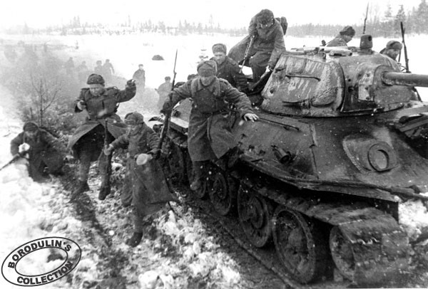 Để chiếm lại đảo Trân Bảo, Liên Xô ngày 15/3 điều 4 xe tăng chủ lực T-62 tham chiến. Đây là khí tài mới nhất và vẫn được Moscow giữ bí mật vào thời điểm đó. Tuy nhiên khi vượt qua khúc sông hẹp bị đóng băng, một chiếc xe tăng dính mìn, đứt xích và khựng lại, ba chiếc còn lại vội vã rút về phía Liên Xô.