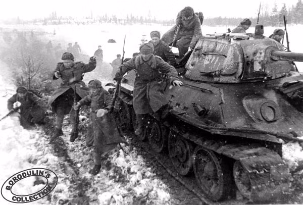 Để chiếm lại đảo Trân Bảo, Liên Xô ngày 15/3 điều 4 xe tăng chủ lực T-62 tham chiến. Đây là khí tài mới nhất và vẫn được Moscow giữ bí mật vào thời điểm đó. Tuy nhiên khi vượt qua khúc sông hẹp bị đóng băng, một chiếc xe tăng dính mìn, đứt xích và khựng lại, ba chiếc còn lại vội vã rút về phía Liên Xô.