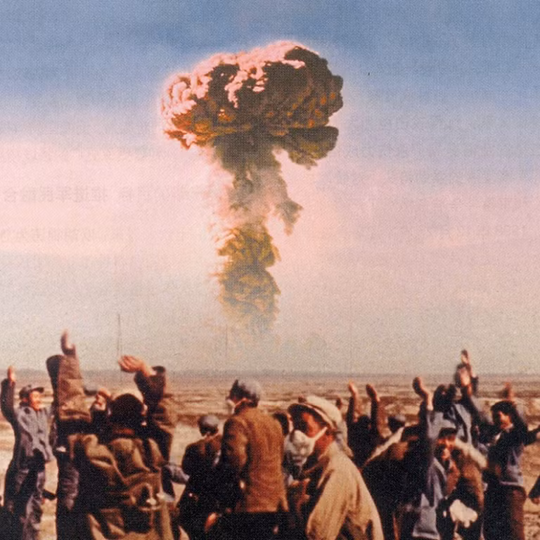 Việc Trung Quốc thử vũ khí hạt nhân năm 1964 giúp Bắc Kinh có khả năng răn đe độc lập. Tuy nhiên, họ phải dựa vào các tên lửa nhiên liệu lỏng có độ tin cậy kém, đòi hỏi nhiều giờ chuẩn bị, trong khi chỉ có thể ở trên bệ phóng trong thời gian ngắn.