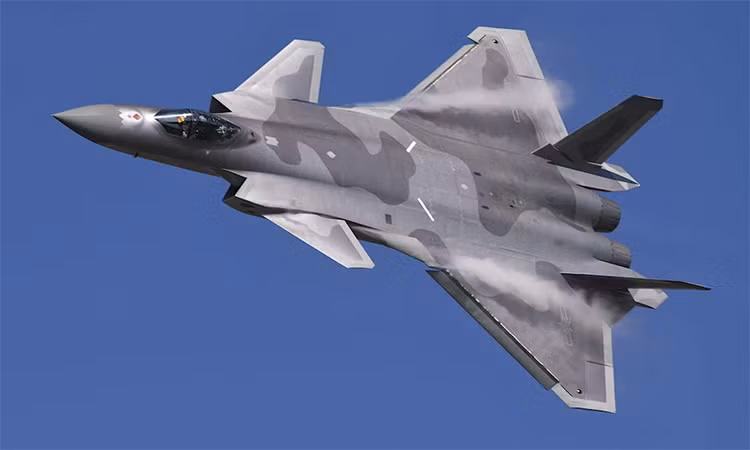 Đây là thông tin bất ngờ cho nhiều người vốn lâu nay vẫn nghĩ J-20 của Trung Quốc là phiên bản sao chép của tiêm kích tàng hình F-22 Mỹ. Có thể thấy rằng, sự phát triển của ngành công nghiệp hàng không quân sự Trung Quốc trong nửa sau thế kỷ 20 cho đến nay mang rất đậm dấu ấn Liên Xô/Nga Ảnh: Tiêm kích J-20 của Trung Quốc. Nguồn ảnh: Sina.