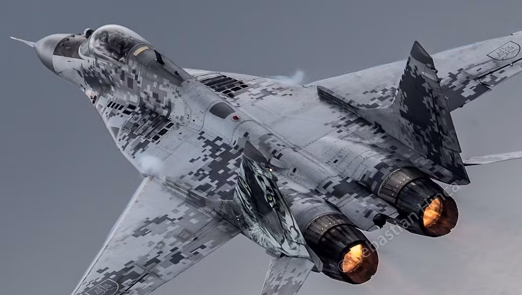 MiG-29 là tiêm kích thế hệ thứ tư do Liên Xô phát triển với nhiệm vụ phòng không đánh chặn. Dẫu vậy, nó lại có tầm tác chiến quá hạn chế và mang được ít vũ khí. Ảnh: Tiêm kích MiG-29. Nguồn ảnh: Sina.