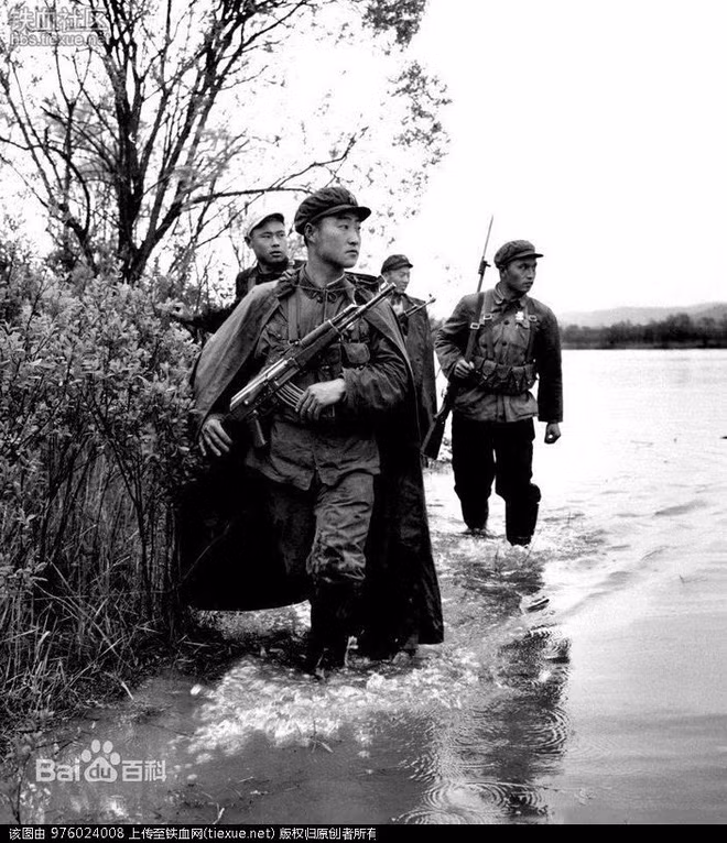 Dù cho qua kênh ngoại giao, tình hình đã dần lắng xuống và một cuộc chiến tranh quy mô đã không xảy ra. Tuy nhiên, mối quan hệ Trung - Xô sang đến thập niên 1970 đã đóng băng và kể từ đó Trung Quốc cũng không còn có thể tiếp cận được những loại vũ khí và công nghệ quân sự của Liên Xô được nữa cho đến cho quốc gia này sụp đổ năm 1992. Ảnh: Binh sĩ Trung Quốc tuần tra tại biên giới tranh chấp với Liên Xô trong năm 1969. Nguồn ảnh: Sina.