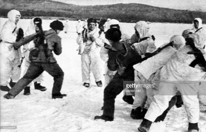 Nguyên nhân chủ quan có thể đến từ việc cuối những năm 1960, mối quan hệ Liên Xô - Trung Quốc đã xấu đi một cách trầm trọng với đỉnh điểm là cuộc xung đột trên đảo Damansky/Trân Bảo giữa binh lính hai bên khiến rất nhiều người chết và bị thương. Cuộc giao tranh ác liệt đến mức giữa hai nước suýt nữa đã có một cuộc chiến tranh tổng lực và vũ khí hạt nhân đã được tính đến. Ảnh: Binh sĩ Trung Quốc và Liên Xô xô xát trên vùng tranh chấp năm 1969. Nguồn ảnh: Sina.