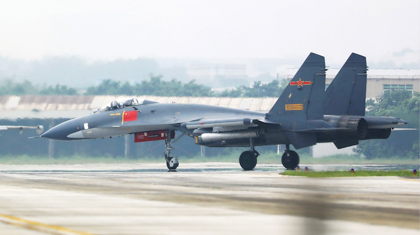 Cùng thời với MiG-29, người Trung Quốc đã quyết định lựa chọn mẫu tiêm kích đa nhiệm hạng nặng Su-27 vượt trội hơn về mọi mặt. Sự sụp đổ của Liên bang Xô Viết khiến Trung Quốc có một cơ hội “ngàn năm có một” để tiếp cận với hàng loạt công nghệ vũ khí quân sự hàng đầu của Liên Xô. Nước Nga nghèo nàn sau khi thành lập cũng sẵn sàng bán hàng trăm chiếc Su-27 cho Trung Quốc và chuyển giao cho họ cả giấy phép sản xuất loại tiêm kích này với tên gọi J-11. Ảnh: Tiêm kích Su-27/J-11 của Không quân Trung Quốc. Nguồn ảnh: Sina.