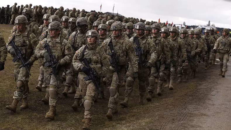 Wood lấy các lực lượng vũ trang của Mỹ trước khi Chiến tranh Lạnh kết thúc (năm 1991) làm hình mẫu cơ sở. Khi đó quân đội Mỹ có ưu thế về số lượng, chất lượng vũ khí và hiệu quả trong việc huấn luyện con người. Sau khi Chiến tranh Lạnh kết thúc, Quân đội Mỹ bắt đầu xuống cấp.