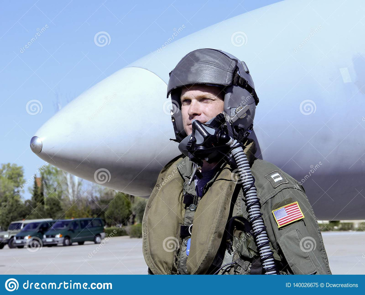 Lực lượng không quân hiện đang khó khăn về nhân sự, nhất là phi công, khi hàng loạt phi công quân sự chuyển sang làm phi công hàng không dân dụng với chế độ ưu đãi tốt hơn; bên cạnh đó là việc Không quân Mỹ cắt giảm đáng kể các chuyến bay huấn luyện, so với thời kỳ chiến tranh Lạnh, khiến phi công Mỹ khó chiếm ưu thế trước phi công Nga.