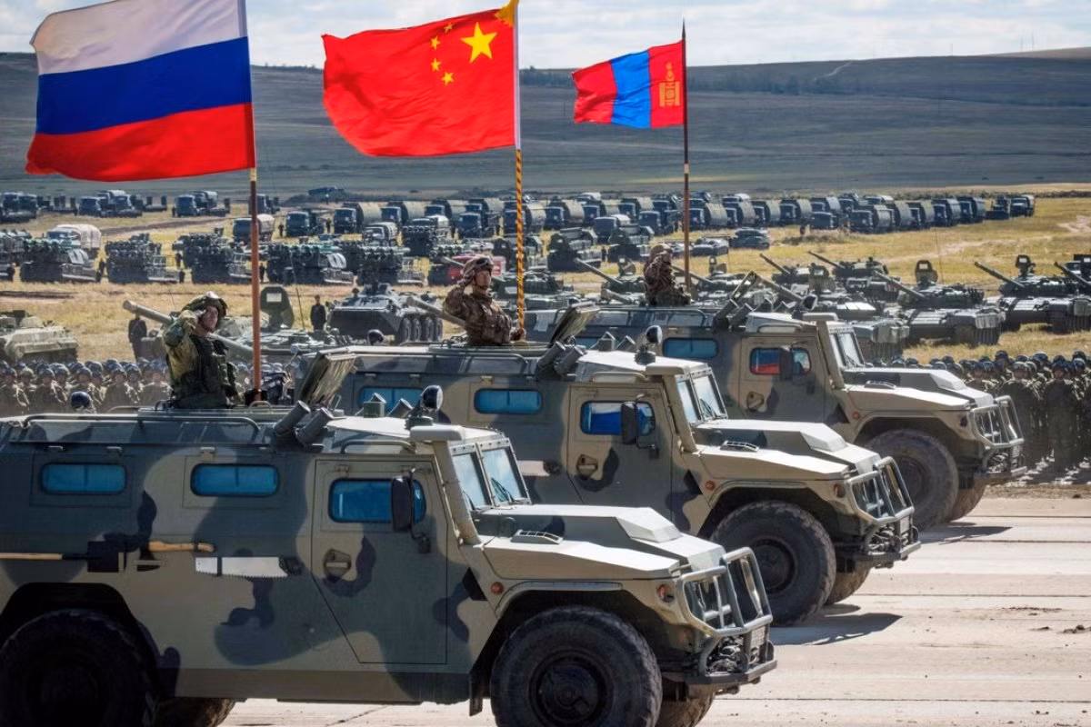 Các đối thủ của Mỹ đã đầu tư hiệu quả vào lực lượng vũ trang của họ trong 20 năm qua, trang bị vũ khí và thiết bị quân sự tiên tiến; đặc biệt tạo bước đột phá về chất trong huấn luyện và tác chiến. Bằng chứng là các cuộc tập trận và diễn tập của họ diễn ra với quy mô lớn.