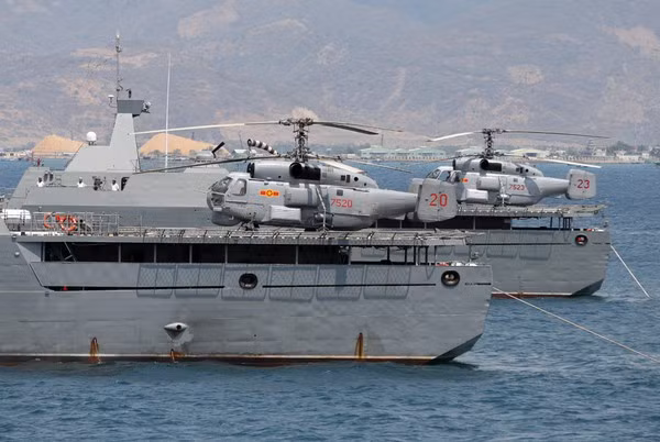 Trong lúc nhiều chuyên gia quân sự và những người yêu thích vũ khí quân sự đã giành 10 năm nay, chỉ để tranh cãi về bãi đáp trực thăng của chiếc tàu chiến đề án 11661E của Nga, thì nhiều người không để ý rằng tàu Arleigh Burke của Mỹ không có cái hangar trực thăng nào để tranh cãi cả.