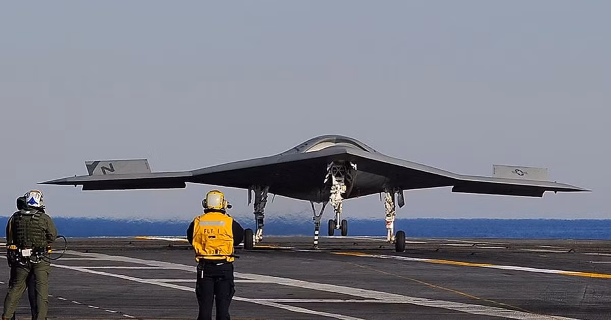 Chương trình UCLASS đã xử lý thành công các tình huống phức tạp, liên quan đến việc hạ cánh trên một tàu sân bay, nhưng những trở ngại khác sớm xuất hiện. Khả năng kép của nó là vừa tiến hành nhiệm vụ trinh sát và tấn công tàng hình, đã tạo ra vô số ý kiến tranh luận. 