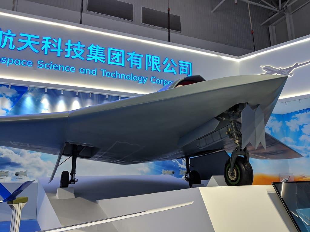 UAV GJ-11 dài khoảng 10m, sải cánh 14m, trọng lượng cất cánh 10 tấn. GJ-11 được lắp động cơ phản lực cánh quạt WS-19 do Trung Quốc tự nghiên cứu phát triển, có bán kính chiến đấu hơn 1.500 km, thời gian bay liên tục hơn 6 giờ. Nguồn ảnh: Sina.