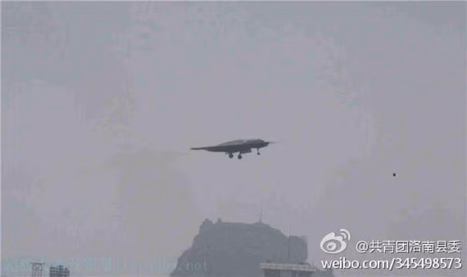 GJ-11 (Công Kích-11) là UAV tấn công tốc độ cao, thiết kế dạng cánh bay; GJ-11 có thể mang vũ khí dẫn đường có cánh lượn và thực hiện các nhiệm vụ chiến đấu như đột kích đường không và chế áp hệ thống phòng không đối phương.