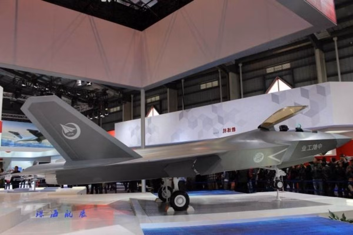 Không rõ các máy bay chiến đấu J-31 (hoặc FC-31) có thể đóng vai trò gì trong quân đội Trung Quốc, và hiện nay, Không quân Trung Quốc không được trang bị máy bay chiến đấu hạng trung. Do đó, J-31 có thể sẽ thay thế máy bay chiến đấu J-8 II cũ nhất, trong lực lượng Không quân Trung Quốc.