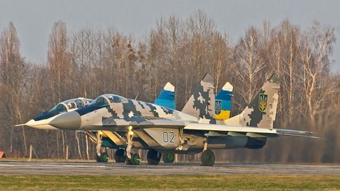 Ông Danilyuk cho rằng, đây là một khó khăn khác mà Ukraine phải đối mặt. Hiện tại, sức mạnh của Không quân Ukraine, vẫn chủ yếu dựa vào số máy bay chiến đấu lạc hậu có từ thời Liên Xô. Ukraine cần thay thế chúng, bằng máy bay chiến đấu hiện đại hơn.