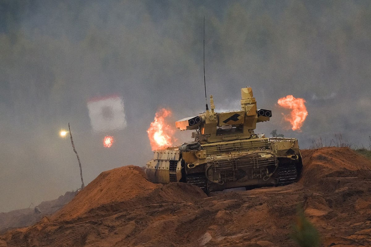 Trước khi hoàn thành thử nghiệm tại Nga, thiết giáp Terminator cũng đã hoàn thành xuất sắc nhiệm vụ, trong các chiến dịch tấn công phiến quân tại Syria. Xe hỗ trợ chiến đấu “Kẻ hủy diệt” có khả năng theo sát 3 mục tiêu cùng một thời điểm.