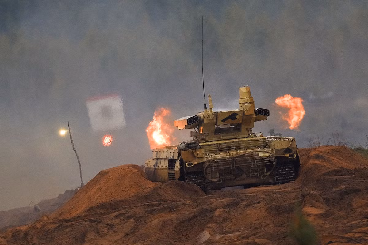 Trước khi hoàn thành thử nghiệm tại Nga, thiết giáp Terminator cũng đã hoàn thành xuất sắc nhiệm vụ, trong các chiến dịch tấn công phiến quân tại Syria. Xe hỗ trợ chiến đấu “Kẻ hủy diệt” có khả năng theo sát 3 mục tiêu cùng một thời điểm.