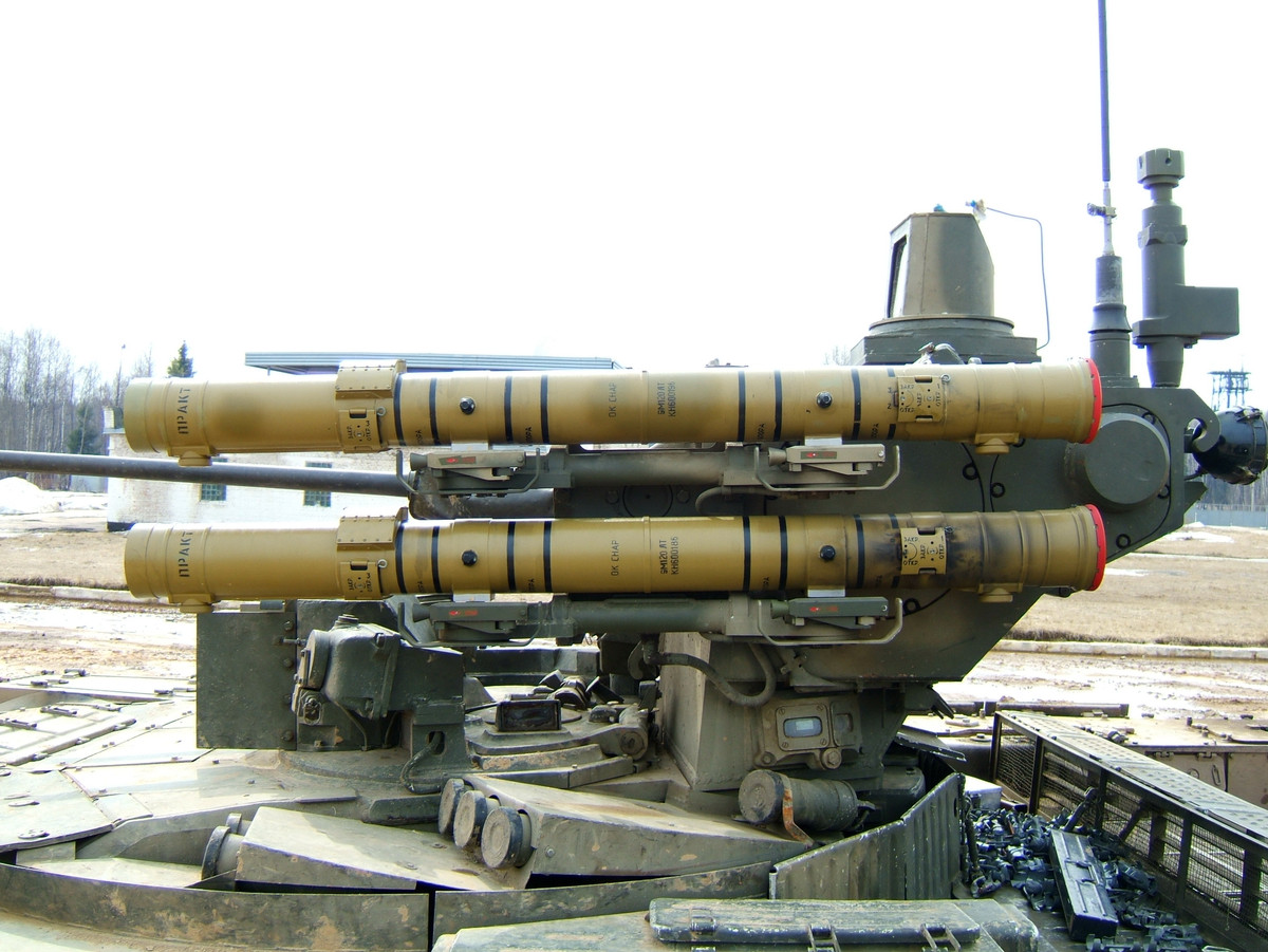 Ngoài ra, Terminator được trang bị hệ thống tên lửa siêu thanh chống tăng Atacka, có khả năng tấn công mục tiêu ở khoảng cách 6 km. Terminator còn có 2 súng cỡ nòng 30mm, hai bệ phóng lựu đạn, súng máy Kalashnikov. Terminator có thể đạt vận tốc 60km/h.