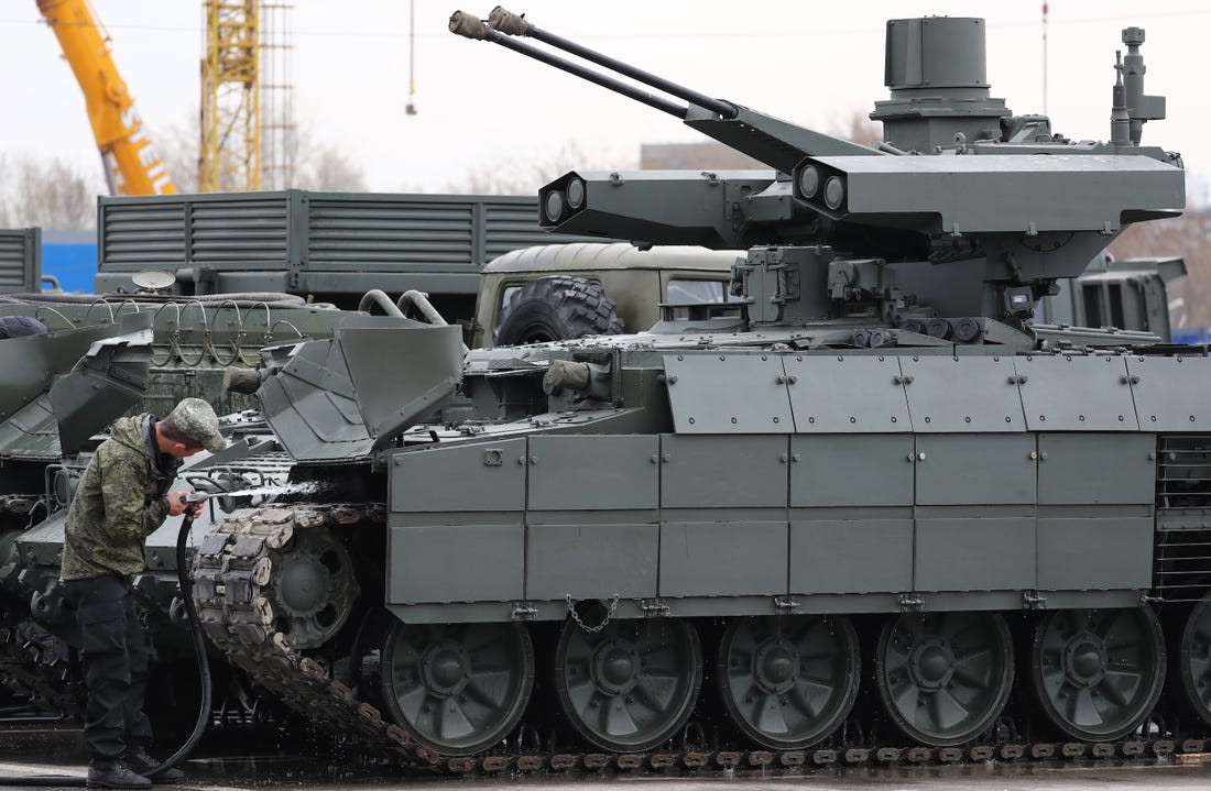 Vũ khí chủ lực của xe được lắp trên một giá tháp pháo thấp, tháp pháo có giáp tổng hợp với góc nghiêng lớn, với các tấm giáp phản ứng nổ chủ động. Đảm bảo xạ kích được những mục tiêu trên các tòa nhà cao tầng, trên các điểm cao dốc đứng và các cây cao, đồng thời có thể tấn công được các mục tiêu hàng không bay thấp.