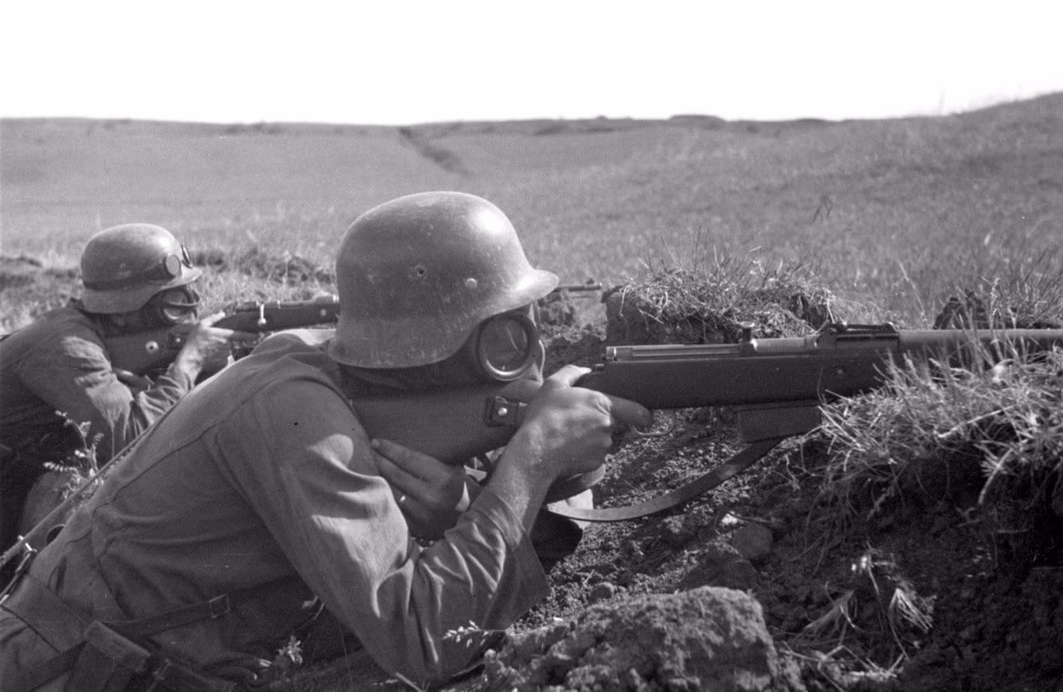 Gewehr 41 yêu cầu được bảo dưỡng liên tục và tỉ mỉ, nhưng cơ cấu lên đạn thường xuyên bị hỏng hóc; súng có trọng lượng tương đối nặng, nên tới 4,9 kg khi không có đạn và có độ cân bằng kém. Mặc dù là vũ khí bán tự động, nhưng hộp tiếp đạn không thể tháo rời, nên việc nạp đạn chậm, dẫn đến hạn chế tốc độ bắn. 