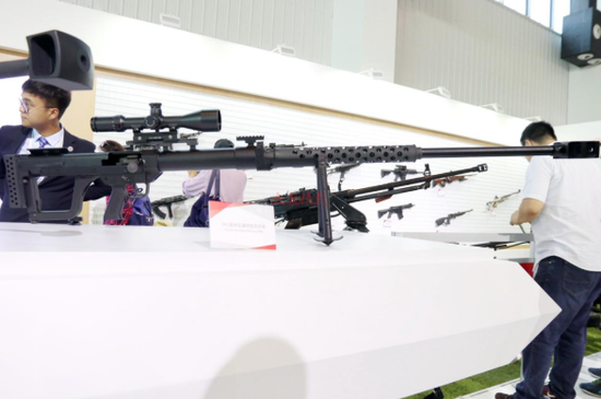 Trước sự về súng trường bắn tỉa cỡ nòng lớn, Trung Quốc cũng kiên quyết không để "bỏ lại phía sau"; họ đã tung ra loại súng bắn tỉa Snipex có cỡ nòng 14,5mm; súng dài 1,6m, nòng dài 1,2m. Nhằm giảm trọng lượng và nâng cao độ chính xác, khẩu súng này không sử dụng hộp tiếp đạn, dùng khóa nòng then ngang và lên đạn thủ công sau mỗi phát bắn. Ảnh: Súng bắn tỉa Snipex.