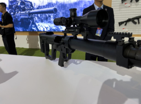 Do độ giật do đạn 14,5mm quá lớn, nên khẩu Snipex áp dụng một loạt thiết kế để giảm độ giật. Đầu tiên, nó sử dụng thiết kế lùi nòng, tương tự như khẩu GM3 của Hungary. Sau khi bắn, nòng súng sẽ lùi sau và được hãm lại bằng lò xo, lò xo này hấp thu một phần năng lượng giật hậu của súng, giảm sức giật lên vai của xạ thủ.