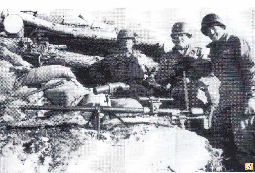 Tuy nhiên, độ giật của loại súng băn tỉa chống tăng cỡ lớn này quá lớn, binh lính thường không chịu nổi. Trong Chiến tranh thế giới thứ hai, quân đội Liên Xô sử dụng hai loại súng trường chống tăng, là súng trường chống tăng PTRD-41 Zeggalev và PTRS-41 Simonov, cả hai đều có cỡ nòng 14,5 mm. Ảnh: Súng trường chống tăng PTRD-41 Zeggalev.