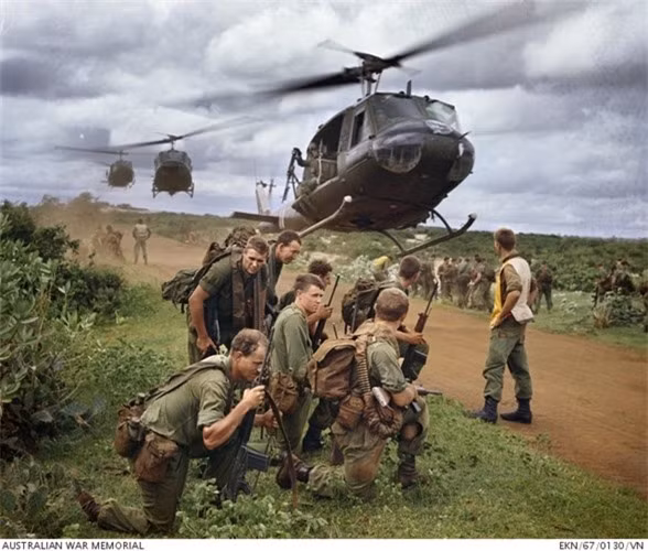 Trong chiến tranh Việt Nam, tổng cộng các máy bay trực thăng của Mỹ đã thực hiện 7.531.955 giờ bay chỉ tính riêng từ năm 1966 tới cuối năm 1975. Riêng loại trực thăng tấn công Huey Cobra (AH-1G) đã thực hiện tới 1.038.969 giờ bay, giữ kỷ lục là loại trực thăng chiến đấu "cống hiến" nhiều nhất lịch sử quân đội Mỹ tới tận giờ vẫn chưa bị lật đổ.