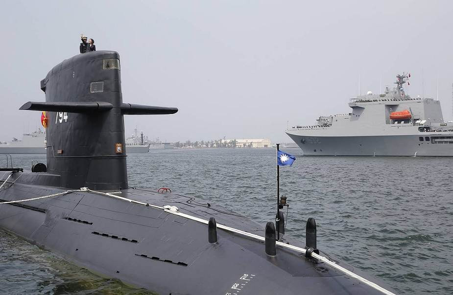 Trước khi mang tên Hải Sư (Sư tử biển), chiếc tàu ngầm này mang tên USS Cutlass, thuộc biên chế của Hải quân Mỹ. Đây là tàu ngầm thuộc lớp Tench, có lượng giãn nước 1.570 tấn, được hạ thủy vào ngày 5/11/1944, nhằm phục vụ trong Chiến tranh Thế giới thứ hai.