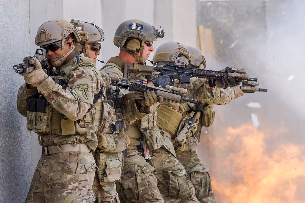 Tất nhiên, lính đặc nhiệm vẫn cần phải đội mũ sắt khi thực hiện các nhiệm vụ chiến đấu thực tế, chẳng hạn như giải cứu con tin; hoặc tiêu diệt kẻ thù, trong giao tranh đường phố. Những người lính bộ binh, thường đội mũ sắt, vì họ không cần thực hiện các nhiệm vụ đặc biệt.