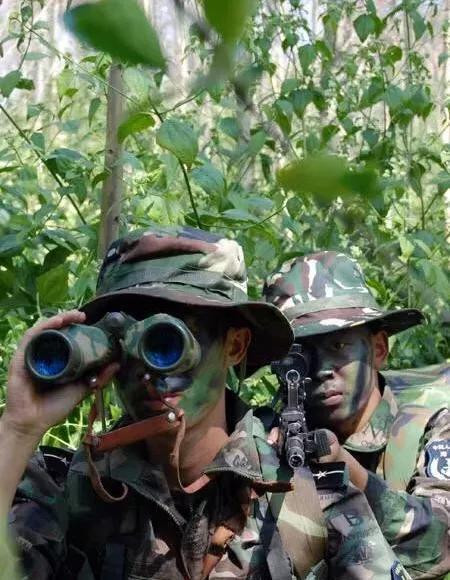 Do vậy trên thực tế, trong thực hiện một số nhiệm vụ đặc biệt, chiếc mũ sắt lại có phần cản trở, thành vật cản, thậm chí có trường hợp không cần thiết. Mà đôi khi, không đội mũ sắt, lại có thể cứu được tính mạng của họ.