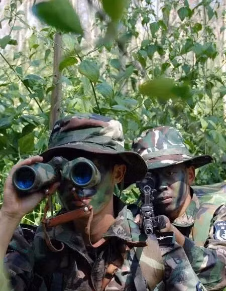 Do vậy trên thực tế, trong thực hiện một số nhiệm vụ đặc biệt, chiếc mũ sắt lại có phần cản trở, thành vật cản, thậm chí có trường hợp không cần thiết. Mà đôi khi, không đội mũ sắt, lại có thể cứu được tính mạng của họ.