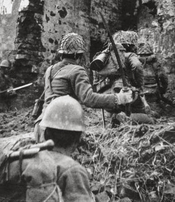 Mũ sắt bộ binh thông thường, có tác dụng bảo vệ đáng kể khi bị pháo kích và cận chiến, nhưng đôi khi chúng cũng có thể mang lại tác dụng tiêu cực. Trong Thế chiến hai, chất lượng lớp sơn phủ ngoài của mũ sắt của Nhật không tốt, và bị phản chiếu ánh sáng, sau khi lớp sơn bị rơi ra, thường làm lộ mục tiêu.