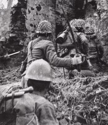 Mũ sắt bộ binh thông thường, có tác dụng bảo vệ đáng kể khi bị pháo kích và cận chiến, nhưng đôi khi chúng cũng có thể mang lại tác dụng tiêu cực. Trong Thế chiến hai, chất lượng lớp sơn phủ ngoài của mũ sắt của Nhật không tốt, và bị phản chiếu ánh sáng, sau khi lớp sơn bị rơi ra, thường làm lộ mục tiêu.