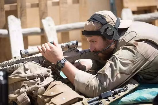 Kể từ đó, mũ sắt đã trở thành vật bảo vệ quan trọng của những người lính trên chiến trường. Nhưng dù là trong các tác phẩm điện ảnh, truyền hình hay thực tế chiến đấu thật, thì hầu hết như lính đặc nhiệm đều không thích đội mũ sắt. Có phải họ không sợ chết sao? Tại sao vậy?